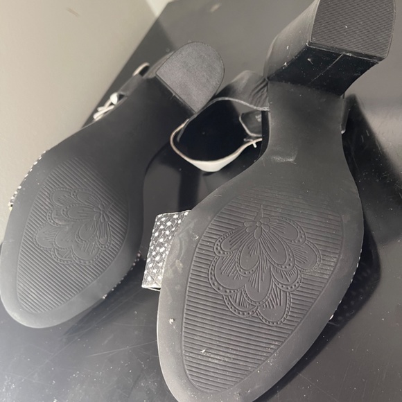 Tahari Women sandals size 8 1/2 - Picture 7 of 7